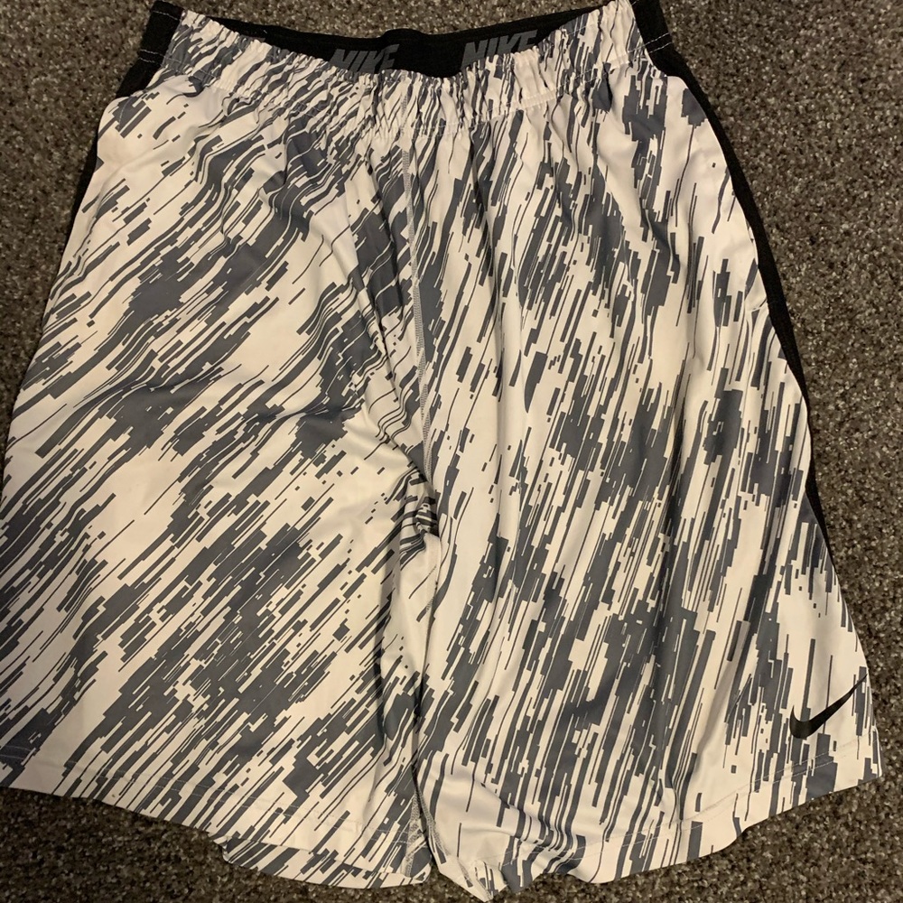 Nike men’s basketball shorts Large